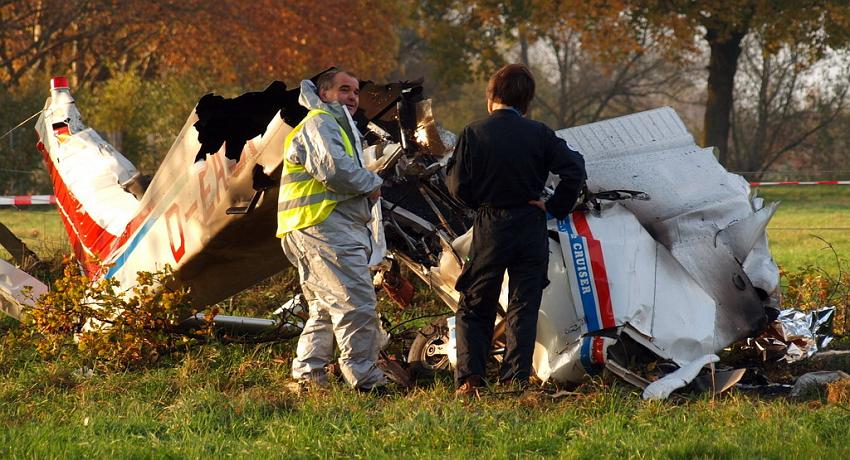 Kleinflugzeug abgestuerzt Sankt Augustin Meindorf P207.JPG